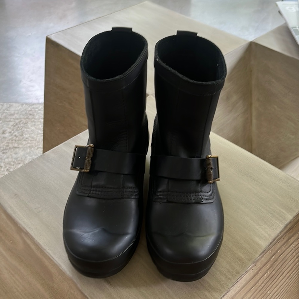 Hunter short black boots with buckle